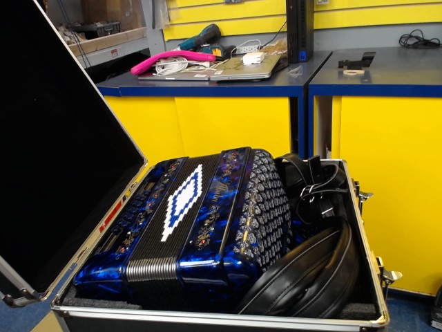 Accordion bleu dans case dure