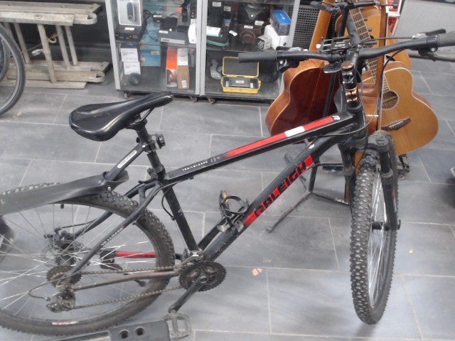 V�lo montagne noir et logo rouge