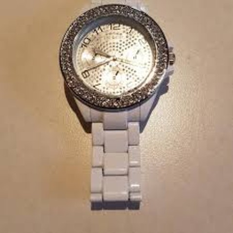 Montre blanche en ceramique avec pierre