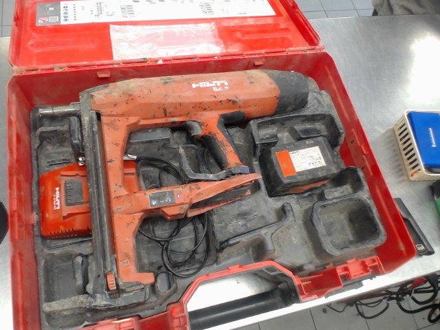 Cloueuse hilti avec chargeur et batterie