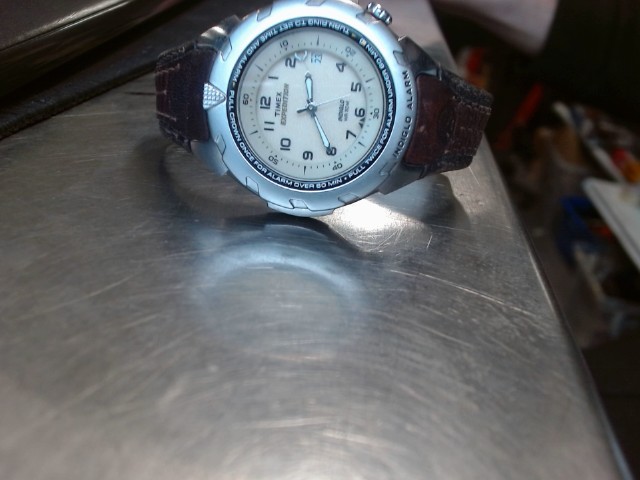 Watch with beige dial