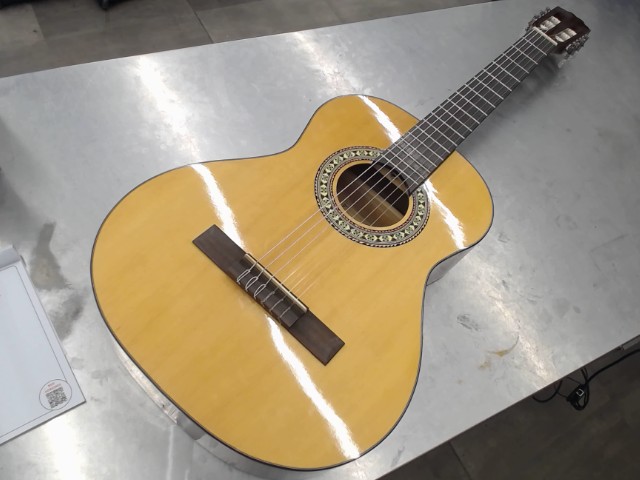 Guitare classique acoustique standard