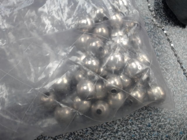 Plusier boules en argent briser