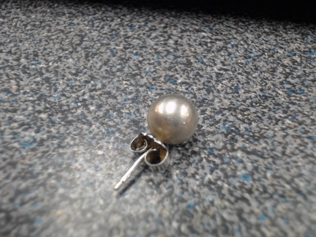 Single boucle doreille avec boule