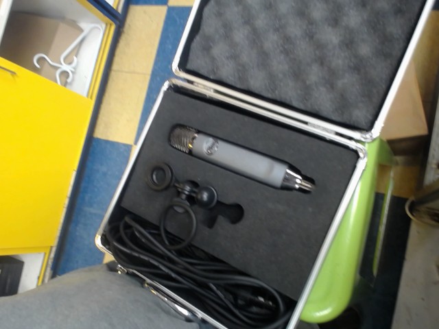 Micro dans son case avec cable