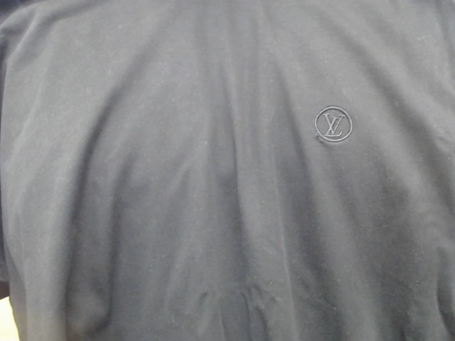 T shirt noire avec logo lv haute droite