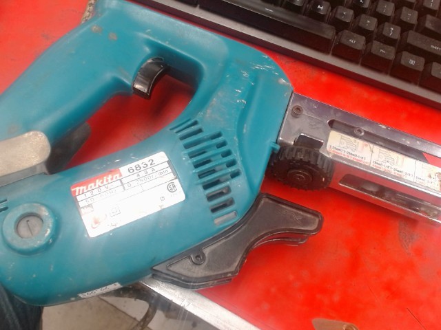 Auto-feed screw driver