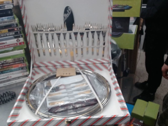 Set de vaiselle couleur or et arge neuf