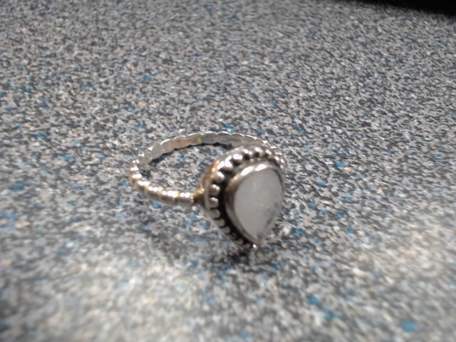 Bague avec pierre eb losange