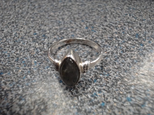 Bague avec pierre en opal bleu