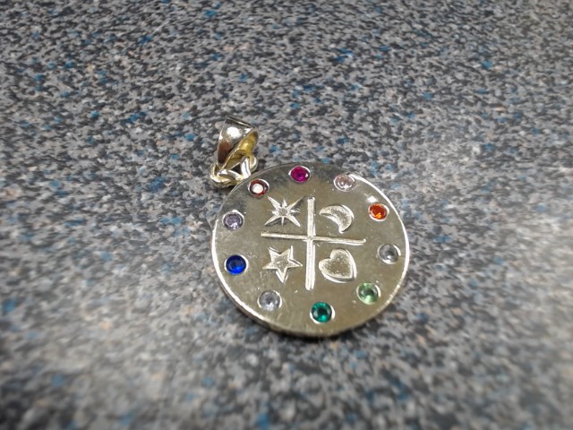 Breloque ronde avec plein de pierre