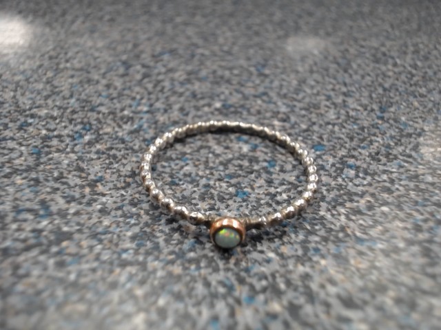 Bague en argent avec petite pierre