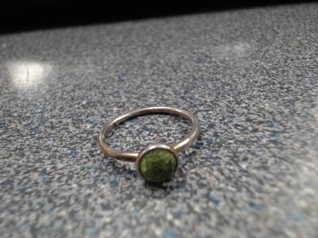 Bague avec pierre vert