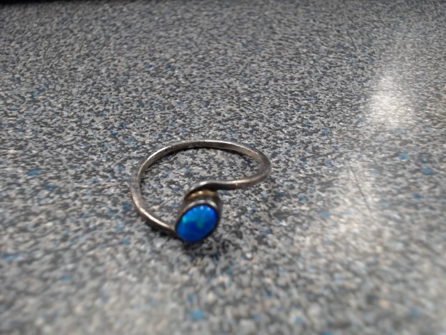 Bague avec pierre bleu