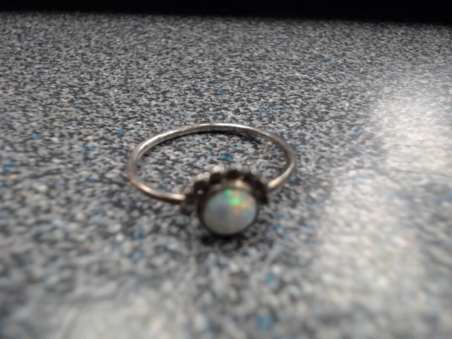 Bague avec pierre blanche