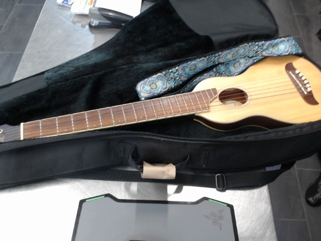 Mini guitar acoustique dans etui noir