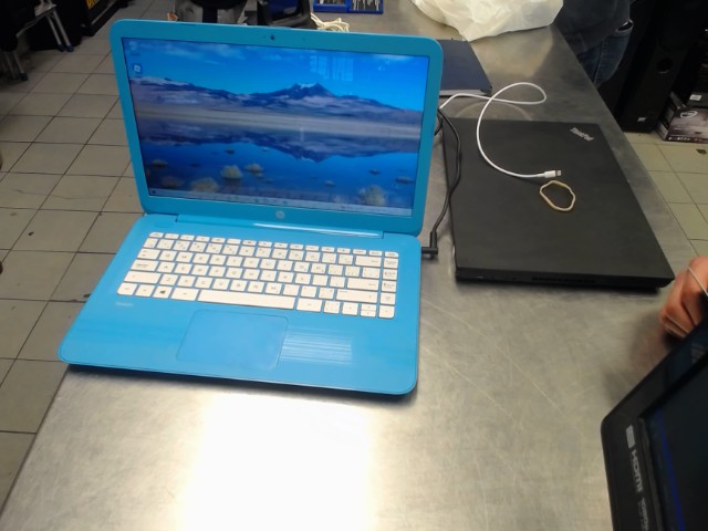 Laptop hp bleu achete ici av chargeur