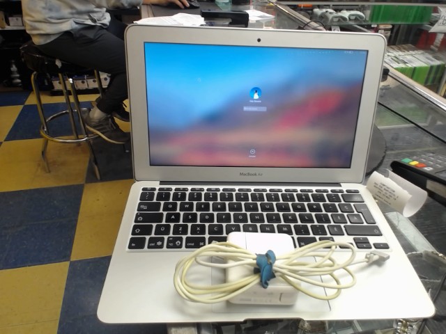 Macbook air 11 inch 4gb avec chargeur