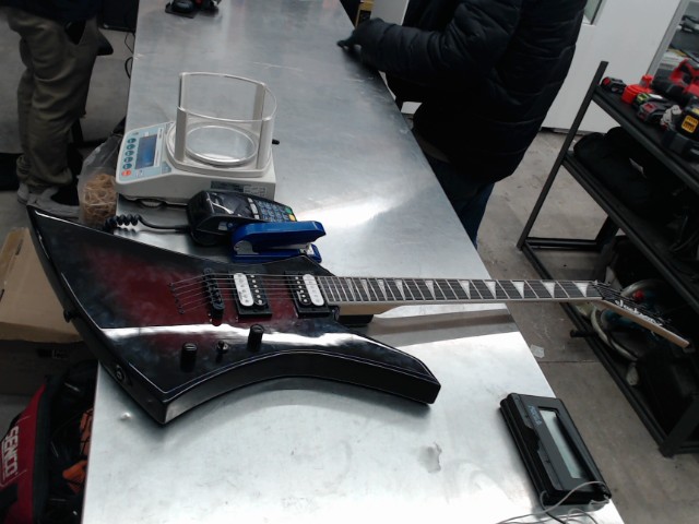 Guit electrique style explorer noir roug