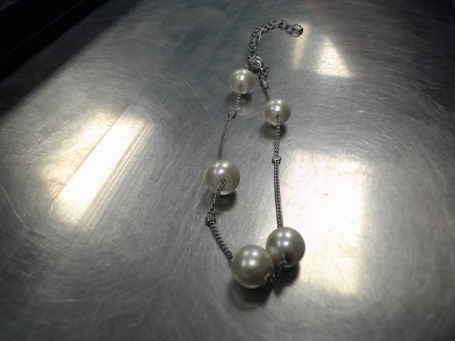 Bracelet en argent avec perles dessus