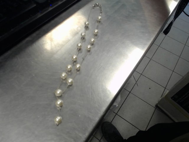 Chaine en argent avecperles dessus