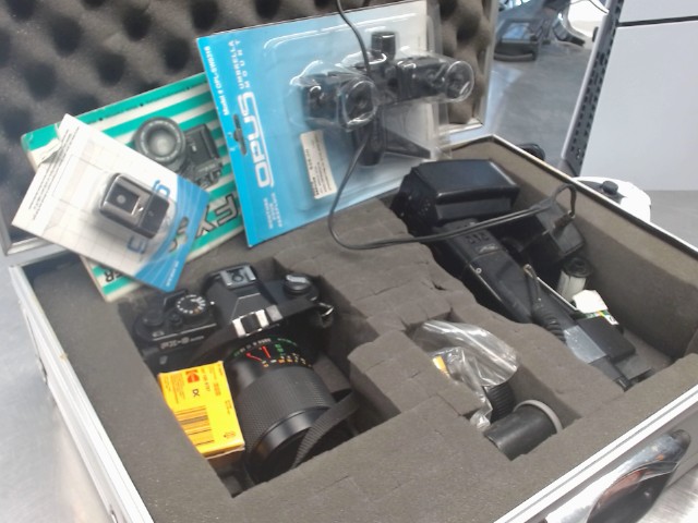 Yashica camera avec accesoires en boite