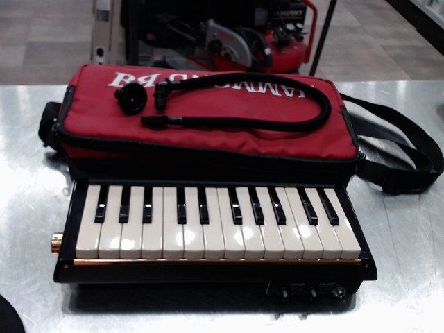 Melodica suzuki dans case rouge