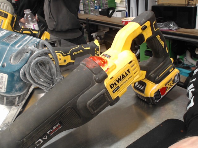 Sawzall dewalt avec batterie 5ah