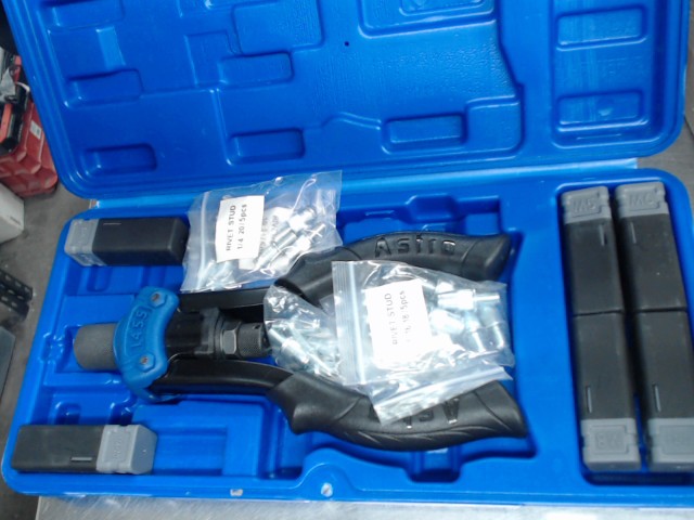 Studd setter dans coffre bleu