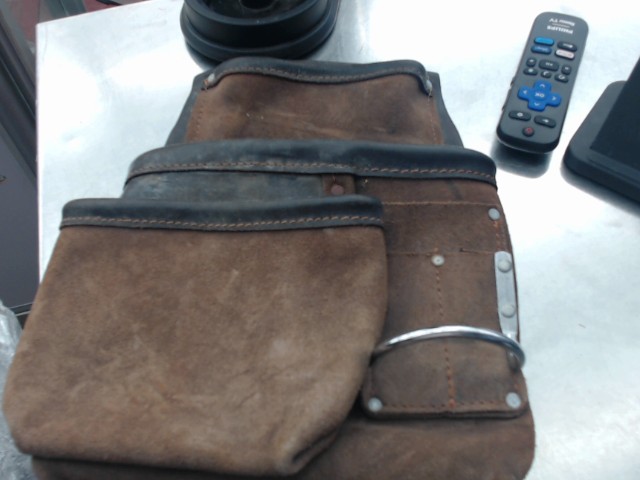 Pochette en cuir pour le tarvail