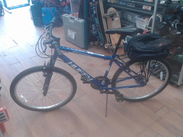 Velo bleu avec sac arriere