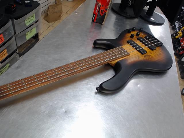 Gutiar basse electrique no case