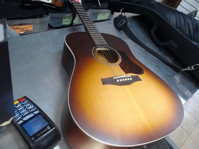 Guitare accoustique ds case + acc