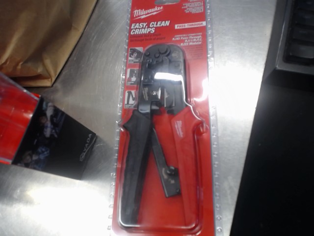 Sertisseur et denudeur de cable