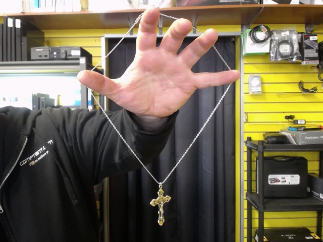 Chaine en argent avec croix
