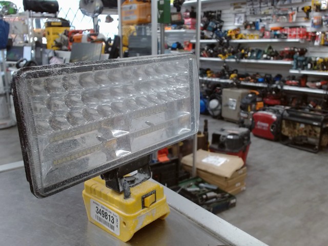 Spot led plug sur batt dewalt