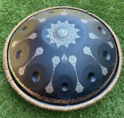 Hand pane noir mandala