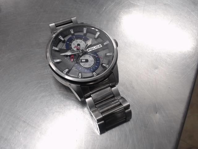 Montre police dans case