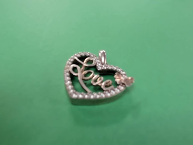 Pendentif en coeur et ''love''