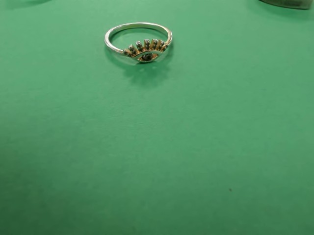 Bague avec oeil et pierres