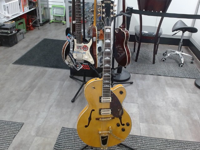 Electric hollow streamline guitar