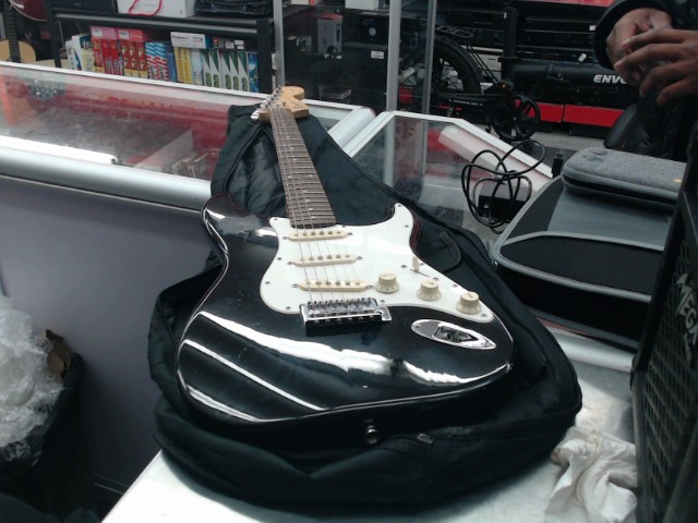 Guitare electrique fender noir et blanc