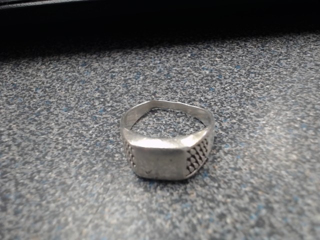 Bague avec plateau et des point noir