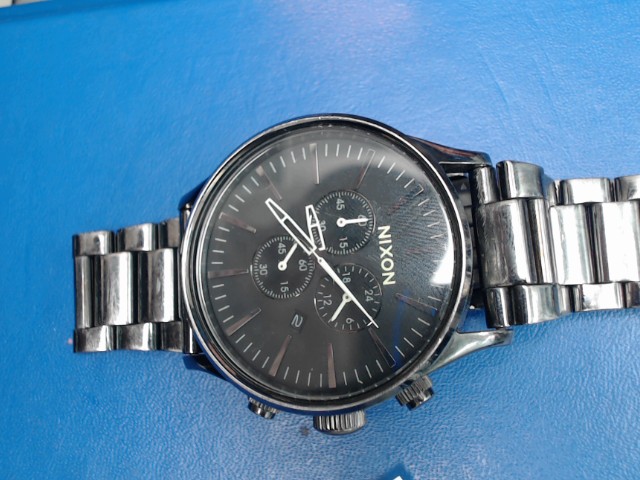 Montre grise a quadran nixon