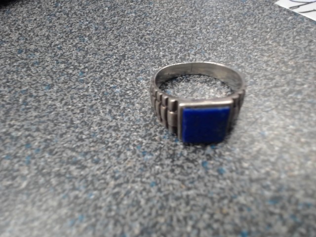 Bague avec grosse pierre bleu carre