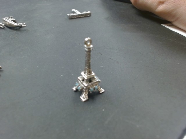 Breloque tour effel avec 8 pierre bleu