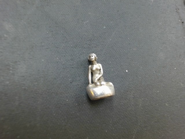 Breloque femme qui prie