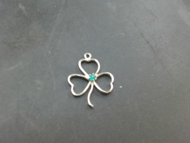 Breloque trefle a 3 feille + pierre vert