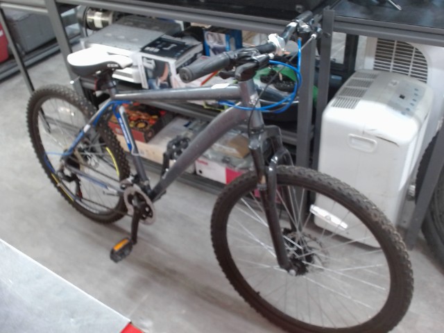 Velo de montagne gris&bleu freins disque