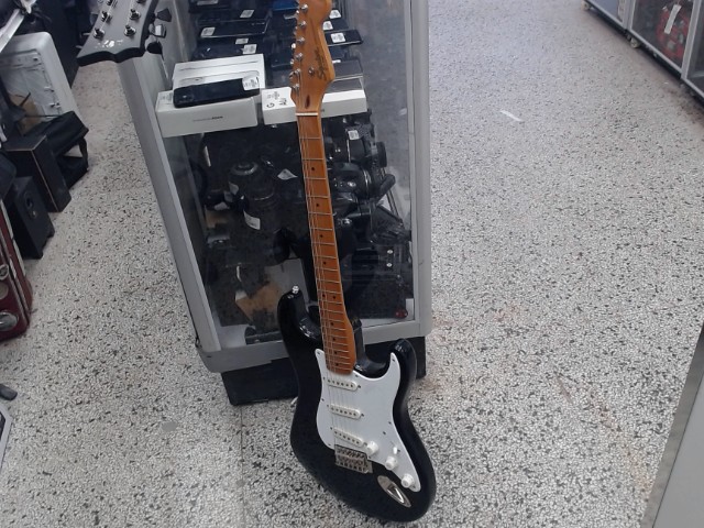 Stratocaster noire squier avec strap